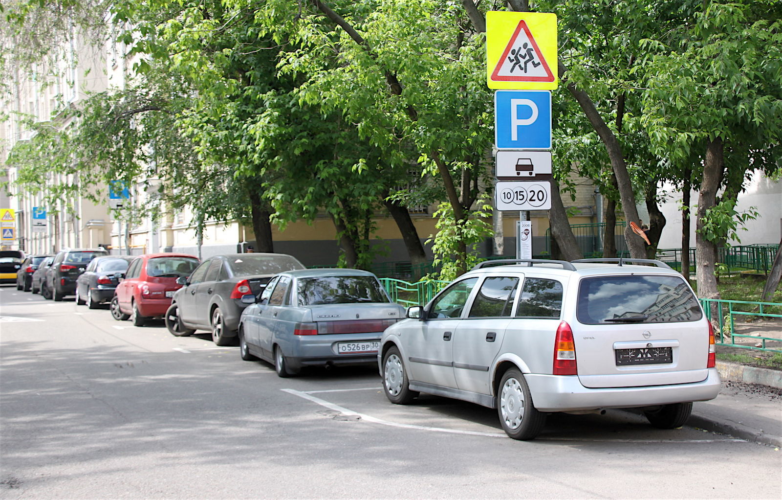 В каких случаях разрешена парковка с обеих сторон дороги